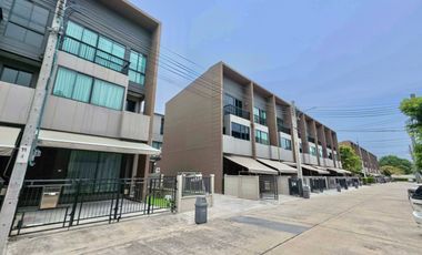 Corner Unit Facing the Park – Prime Project Location Sale Baan Klang Muang Bangna–Wongwaen corner unit with park frontage, private and premium living.