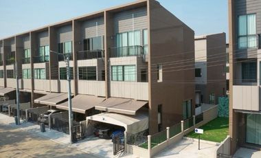 Corner Unit Facing the Park – Prime Project Location Sale Baan Klang Muang Bangna–Wongwaen corner unit with park frontage, private and premium living.