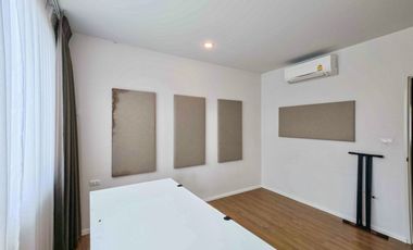 Corner Unit Facing the Park – Prime Project Location Sale Baan Klang Muang Bangna–Wongwaen corner unit with park frontage, private and premium living.