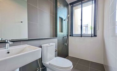 Corner Unit Facing the Park – Prime Project Location Sale Baan Klang Muang Bangna–Wongwaen corner unit with park frontage, private and premium living.