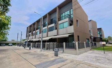 Corner Unit Facing the Park – Prime Project Location Sale Baan Klang Muang Bangna–Wongwaen corner unit with park frontage, private and premium living.
