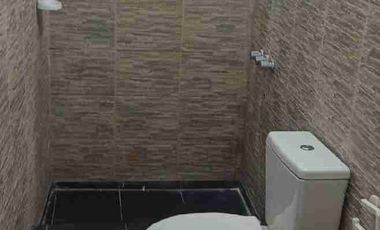 departamento en alquiler sobre avenida, en llavallol