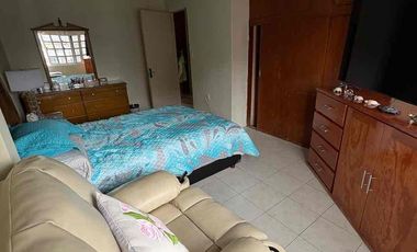 CASA A PIE DE CALLE, MUY CERCA DE PARQUE, ZONA COMERCIAL Y AV PRINCIPAL.