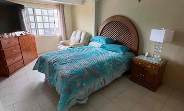 CASA A PIE DE CALLE, MUY CERCA DE PARQUE, ZONA COMERCIAL Y AV PRINCIPAL.