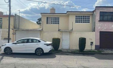 CASA A PIE DE CALLE, MUY CERCA DE PARQUE, ZONA COMERCIAL Y AV PRINCIPAL.