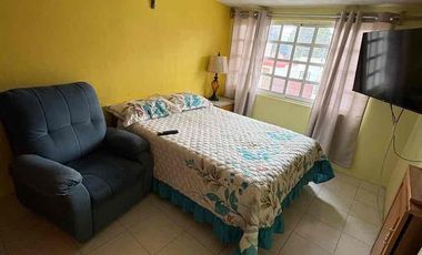 CASA A PIE DE CALLE, MUY CERCA DE PARQUE, ZONA COMERCIAL Y AV PRINCIPAL.