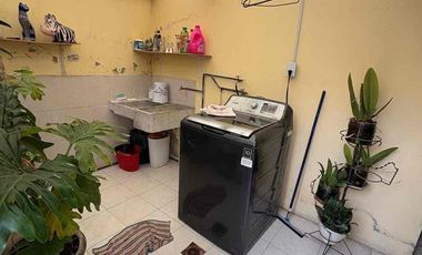 CASA A PIE DE CALLE, MUY CERCA DE PARQUE, ZONA COMERCIAL Y AV PRINCIPAL.