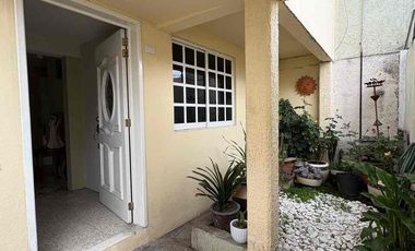 CASA A PIE DE CALLE, MUY CERCA DE PARQUE, ZONA COMERCIAL Y AV PRINCIPAL.