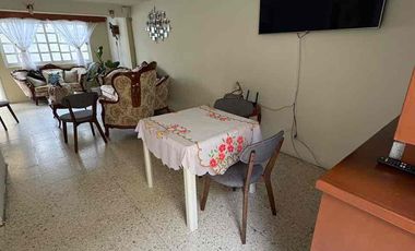 CASA A PIE DE CALLE, MUY CERCA DE PARQUE, ZONA COMERCIAL Y AV PRINCIPAL.