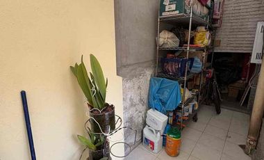 CASA A PIE DE CALLE, MUY CERCA DE PARQUE, ZONA COMERCIAL Y AV PRINCIPAL.