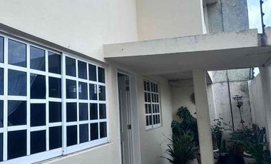 CASA A PIE DE CALLE, MUY CERCA DE PARQUE, ZONA COMERCIAL Y AV PRINCIPAL.