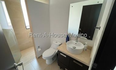 Zibatá Casa de 3 recámaras con terraza y espacios funcionales en renta Bpa1610