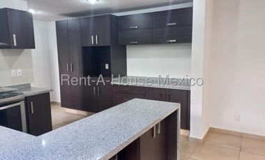 Zibatá Casa de 3 recámaras con terraza y espacios funcionales en renta Bpa1610