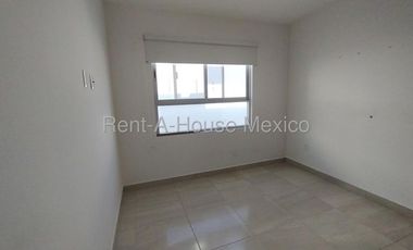 Casa en renta en Zarú con roof, estudio y estacionamiento techado Bpa1756