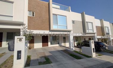 Casa en renta en Zarú con roof, estudio y estacionamiento techado Bpa1756