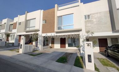 Casa en renta en Zarú con roof, estudio y estacionamiento techado Bpa1756