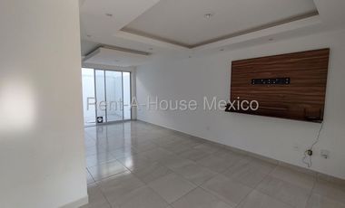 Casa en renta en Zarú con roof, estudio y estacionamiento techado Bpa1756