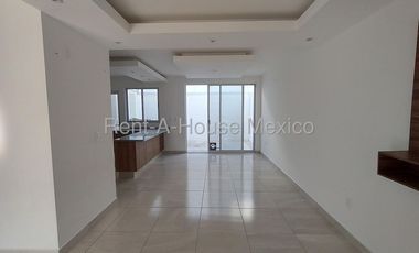 Casa en renta en Zarú con roof, estudio y estacionamiento techado Bpa1756