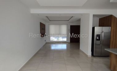 Casa en renta en Zarú con roof, estudio y estacionamiento techado Bpa1756