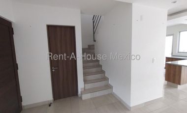 Casa en renta en Zarú con roof, estudio y estacionamiento techado Bpa1756