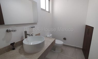 Casa en renta en Zarú con roof, estudio y estacionamiento techado Bpa1756
