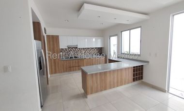 Casa en renta en Zarú con roof, estudio y estacionamiento techado Bpa1756