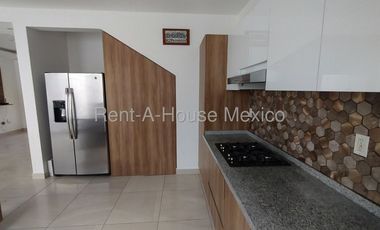 Casa en renta en Zarú con roof, estudio y estacionamiento techado Bpa1756