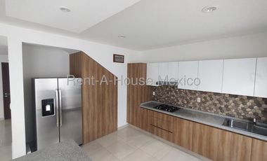 Casa en renta en Zarú con roof, estudio y estacionamiento techado Bpa1756