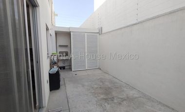 Casa en renta en Zarú con roof, estudio y estacionamiento techado Bpa1756