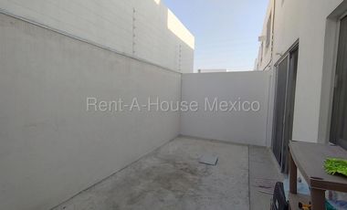 Casa en renta en Zarú con roof, estudio y estacionamiento techado Bpa1756