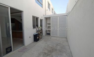 Casa en renta en Zarú con roof, estudio y estacionamiento techado Bpa1756