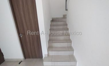 Casa en renta en Zarú con roof, estudio y estacionamiento techado Bpa1756