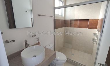 Casa en renta en Zarú con roof, estudio y estacionamiento techado Bpa1756
