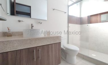 Casa en renta en Zarú con roof, estudio y estacionamiento techado Bpa1756
