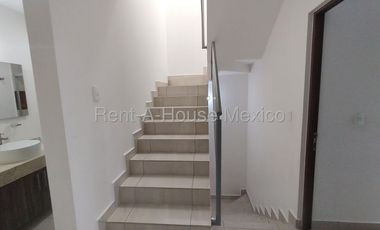 Casa en renta en Zarú con roof, estudio y estacionamiento techado Bpa1756
