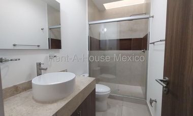 Casa en renta en Zarú con roof, estudio y estacionamiento techado Bpa1756