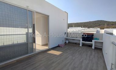 Casa en renta en Zarú con roof, estudio y estacionamiento techado Bpa1756