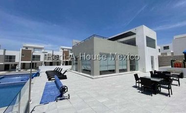 Casa en renta en Zarú con roof, estudio y estacionamiento techado Bpa1756