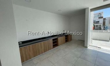 Casa en renta en Zarú con roof, estudio y estacionamiento techado Bpa1756