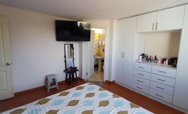 Amplia Casa de 185 m2, en Venta, de 3 dormitorios, en Conjunto Cerrado, en MARIANITAS, Calderón.