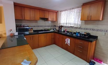 Amplia Casa de 185 m2, en Venta, de 3 dormitorios, en Conjunto Cerrado, en MARIANITAS, Calderón.