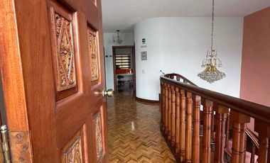 Oficina equipada/Clientes con buen gusto. Magnífica residencia de lujo, 6 estacionamientos/amplio jardín y garaje, pisos de madera,  ideal para casa h