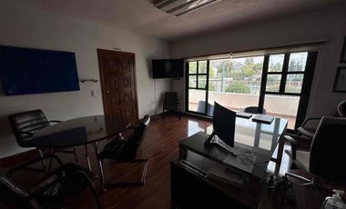Oficina equipada/Clientes con buen gusto. Magnífica residencia de lujo, 6 estacionamientos/amplio jardín y garaje, pisos de madera,  ideal para casa h