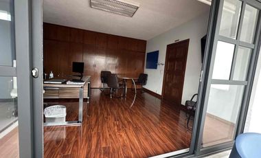 Oficina equipada/Clientes con buen gusto. Magnífica residencia de lujo, 6 estacionamientos/amplio jardín y garaje, pisos de madera,  ideal para casa h