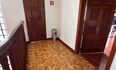 Oficina equipada/Clientes con buen gusto. Magnífica residencia de lujo, 6 estacionamientos/amplio jardín y garaje, pisos de madera,  ideal para casa h