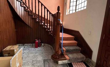 Oficina equipada/Clientes con buen gusto. Magnífica residencia de lujo, 6 estacionamientos/amplio jardín y garaje, pisos de madera,  ideal para casa h