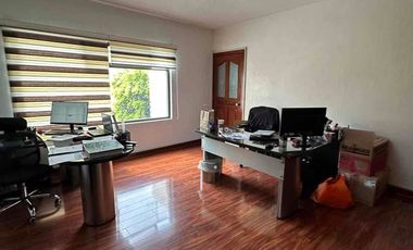 Oficina equipada/Clientes con buen gusto. Magnífica residencia de lujo, 6 estacionamientos/amplio jardín y garaje, pisos de madera,  ideal para casa h