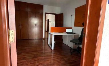 Oficina equipada/Clientes con buen gusto. Magnífica residencia de lujo, 6 estacionamientos/amplio jardín y garaje, pisos de madera,  ideal para casa h