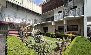 Oficina equipada/Clientes con buen gusto. Magnífica residencia de lujo, 6 estacionamientos/amplio jardín y garaje, pisos de madera,  ideal para casa h