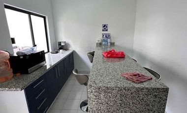 Oficina equipada/Clientes con buen gusto. Magnífica residencia de lujo, 6 estacionamientos/amplio jardín y garaje, pisos de madera,  ideal para casa h